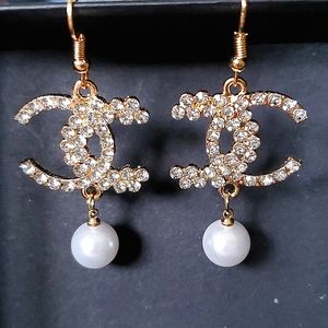 Beautiful earrings with a white pearl